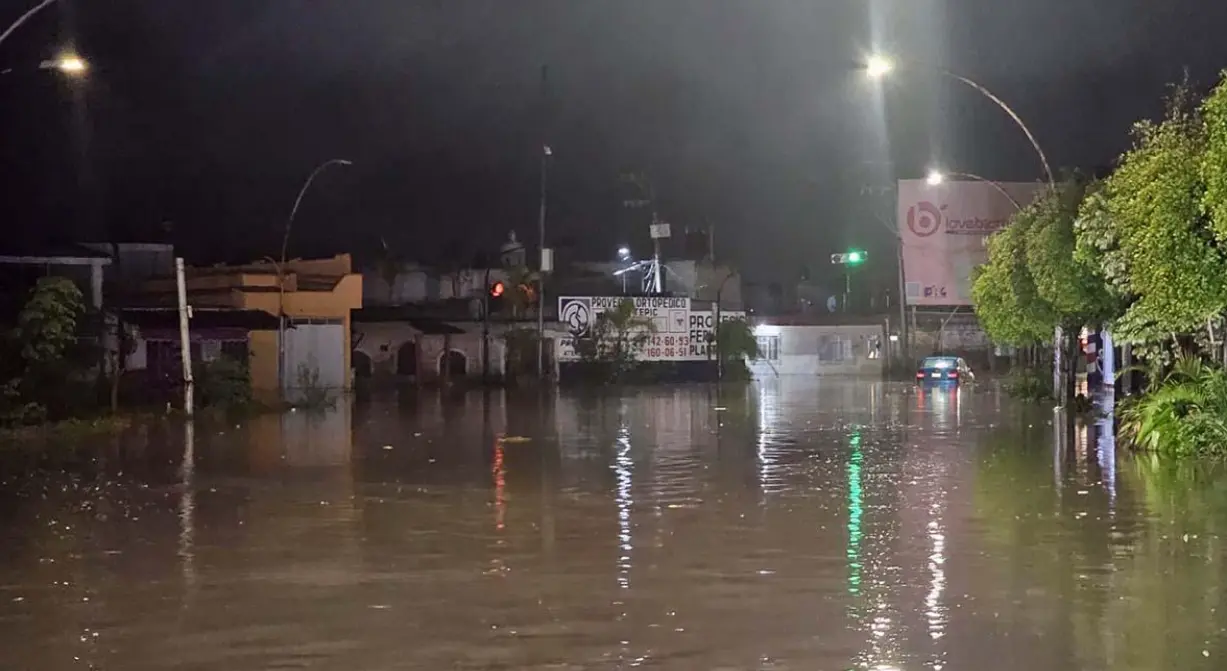 Lluvia en calles de Nayarit durante la temporada de precipitaciones.