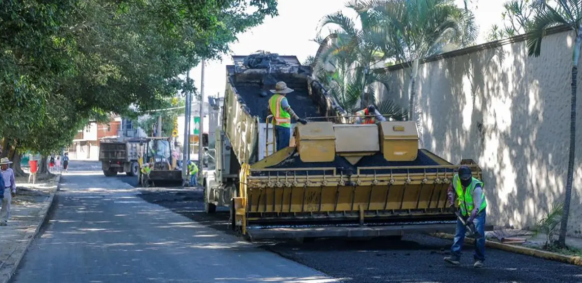 Trabajos de rehabilitación y bacheo en una calle de Tepic, Nayarit.