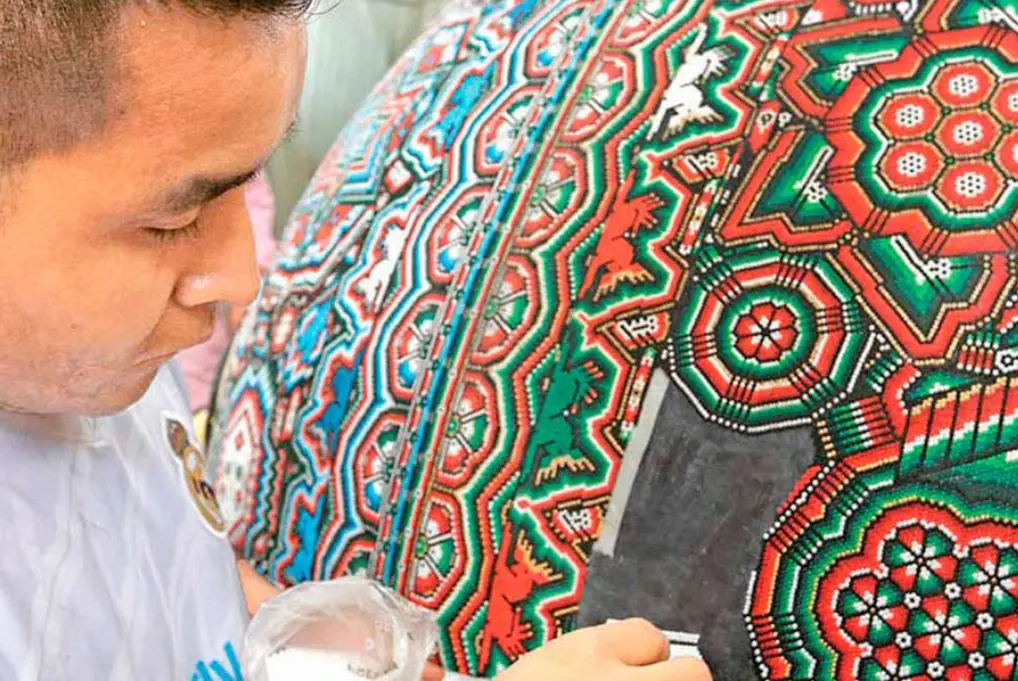 Balón artístico elaborado con diseños tradicionales wixaritari inspirado en el Mundial.