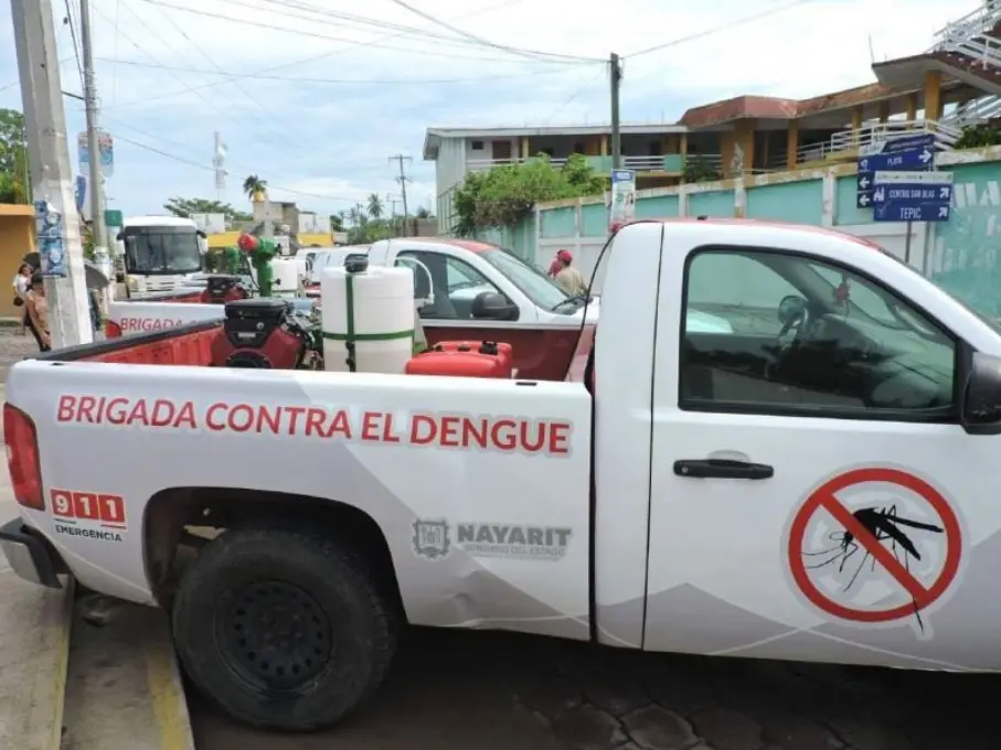 Personal de salud realizando acciones de prevención contra el dengue en Nayarit.