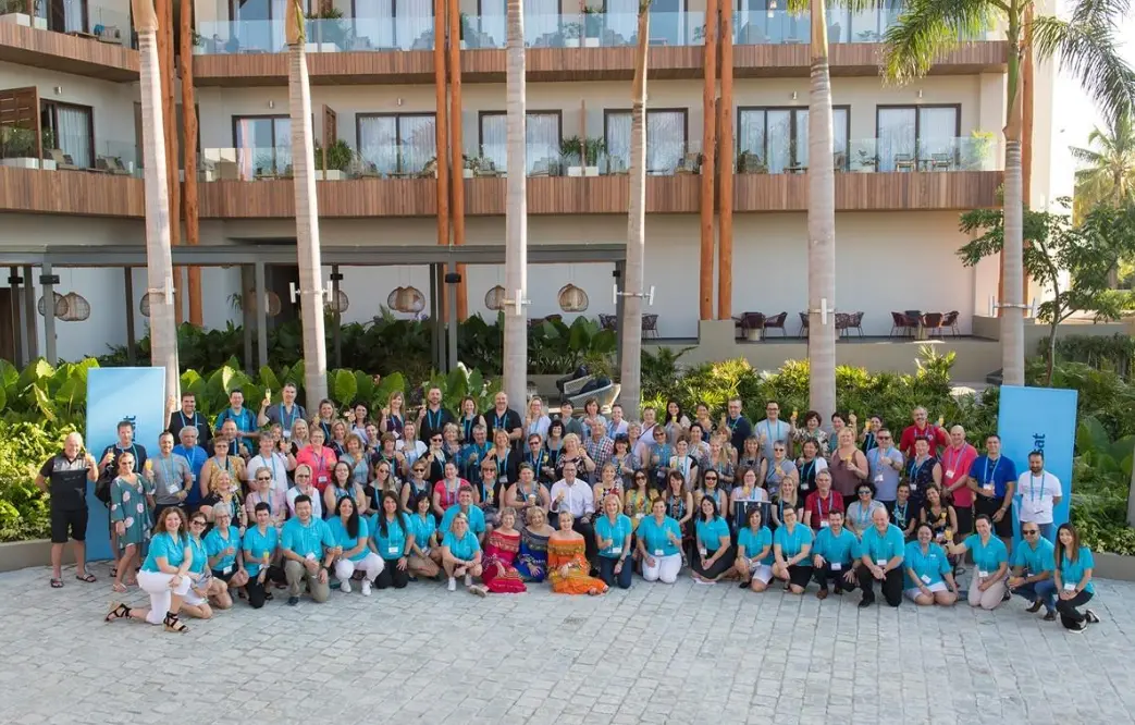 El Hotel Escuela Gran Nayar, ubicado en Bahía de Banderas, continúa posicionándose como uno de los espacios académicos más importantes para la formación de profesionales del turismo en México. Durante esta semana recibió a especialistas nacionales e internacionales que participaron en jornadas de capacitación, conferencias y actividades enfocadas en innovación, hospitalidad, sostenibilidad y tendencias globales del sector turístico, fortaleciendo la preparación de cientos de estudiantes universitarios. (utb