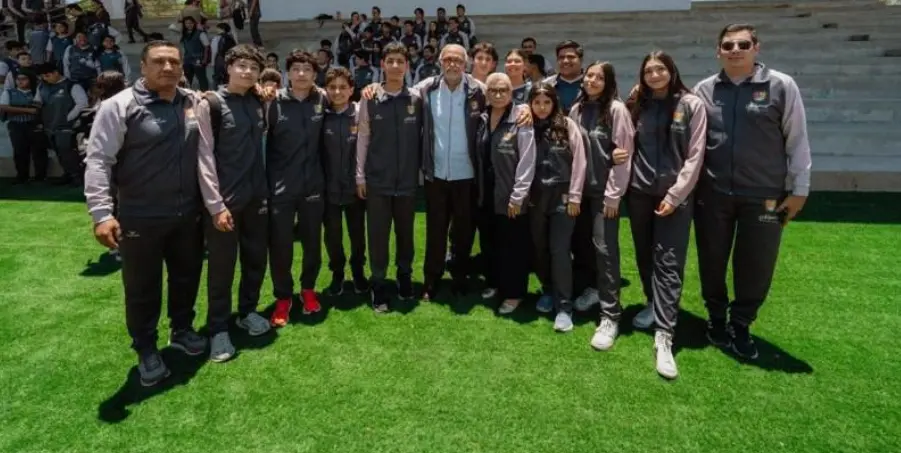 Delegaciones estudiantiles durante la inauguración de los Juegos Nacionales de Educación Media Superior en Nayarit.