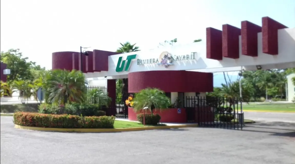 Estudiantes participando en actividades académicas relacionadas con turismo.