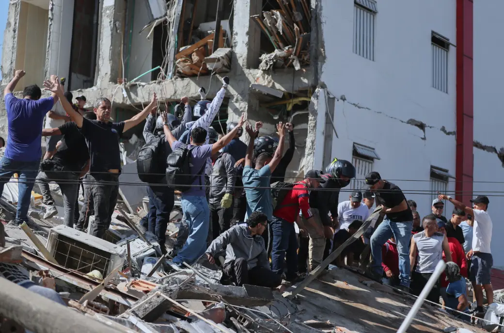 Equipos de emergencia y habitantes participan en labores de rescate después del terremoto registrado en Colombia.