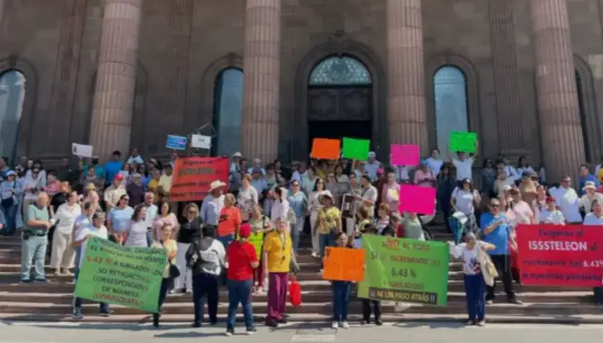 Maestros jubilados se manifiestan frente al Palacio de Gobierno de Nayarit para exigir pagos pendientes.