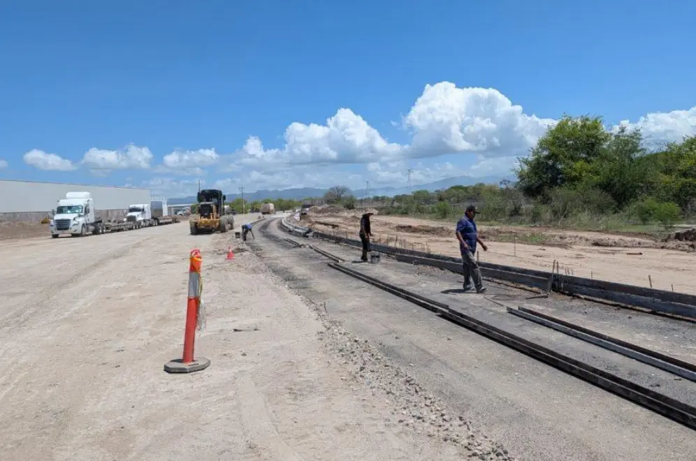 Trabajadores realizando labores de rehabilitación en una carretera de Nayarit.